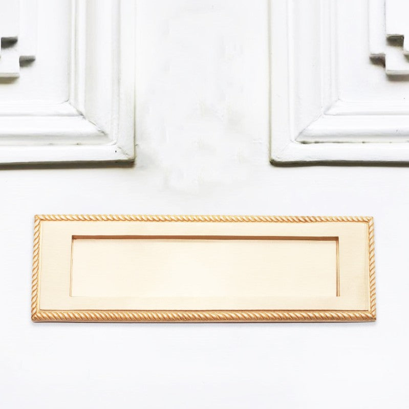 Plaque aux lettres géorgienne 250 mm en laiton satiné