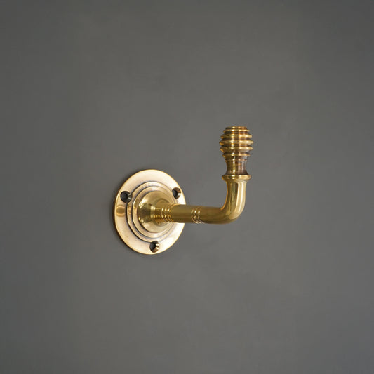 Kleiner Kleiderhaken in Bienenkorbform, Messing, Antik-Optik