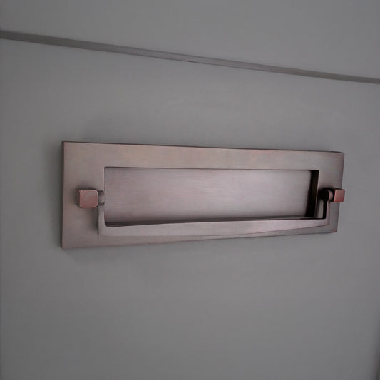 Viktorianischer Klopfer-Postteller, 250 mm, gealterte Bronze