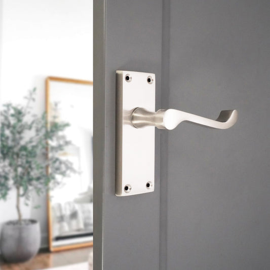 Poignée à levier victorienne à loquet à défilement 115 mm Nickel satiné