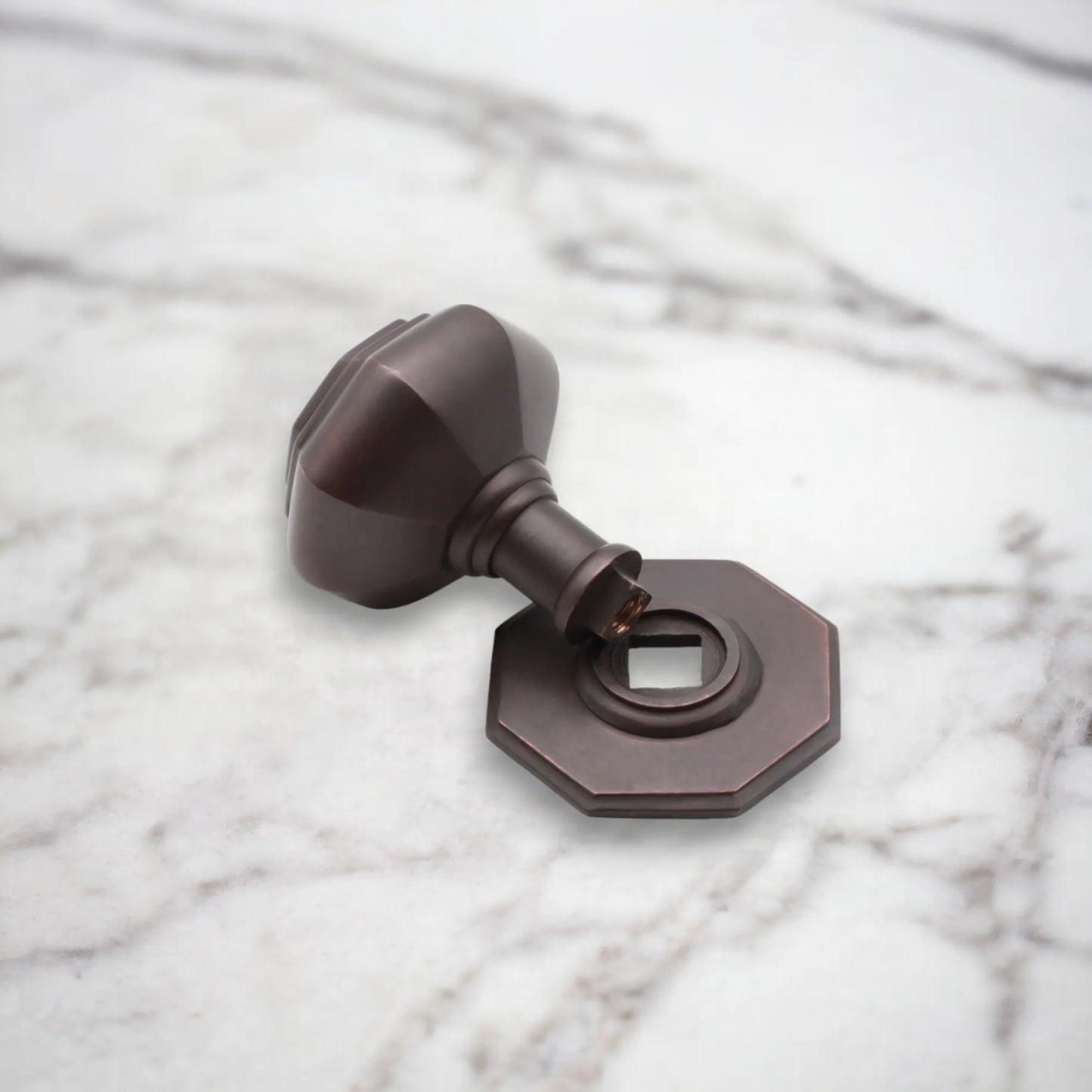 Achteckiger zentraler Türknauf aus gealterter Bronze