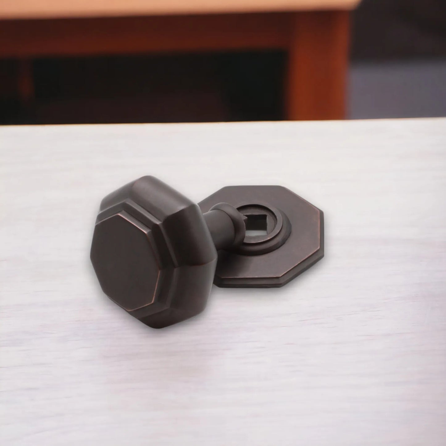 Achteckiger zentraler Türknauf aus gealterter Bronze