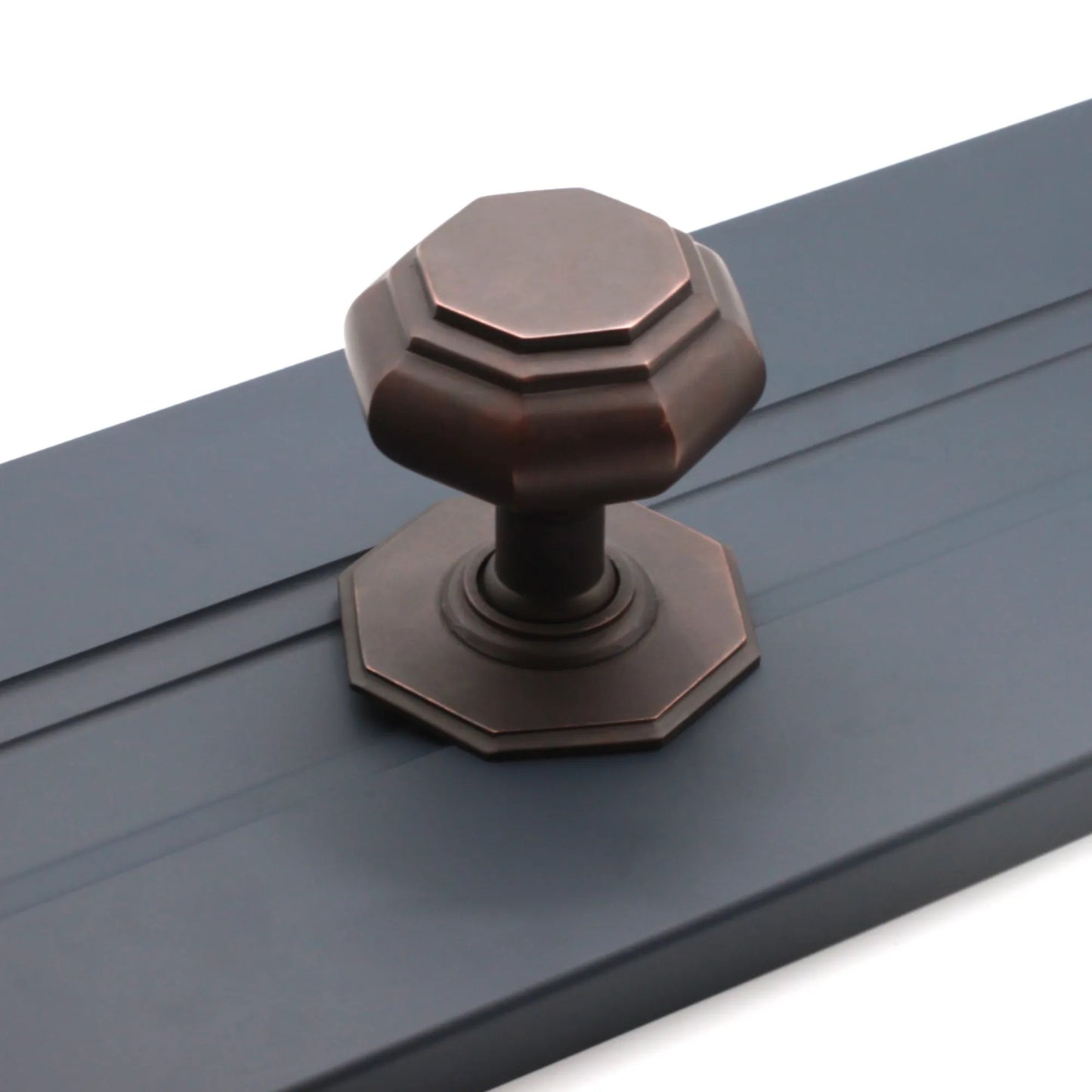 Achteckiger zentraler Türknauf aus gealterter Bronze