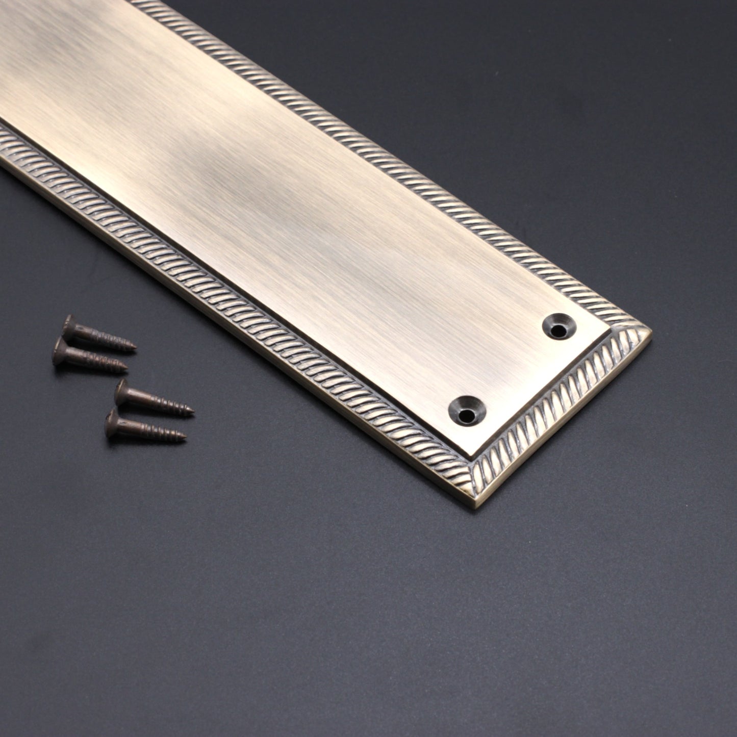 Georgische Fingerplatte, 285 mm, antikes Messing