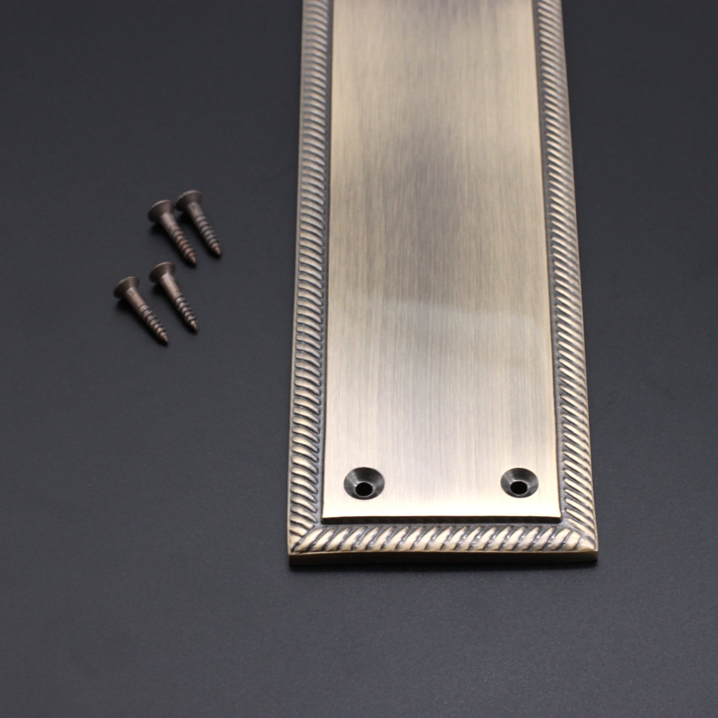 Georgische Fingerplatte, 285 mm, antikes Messing