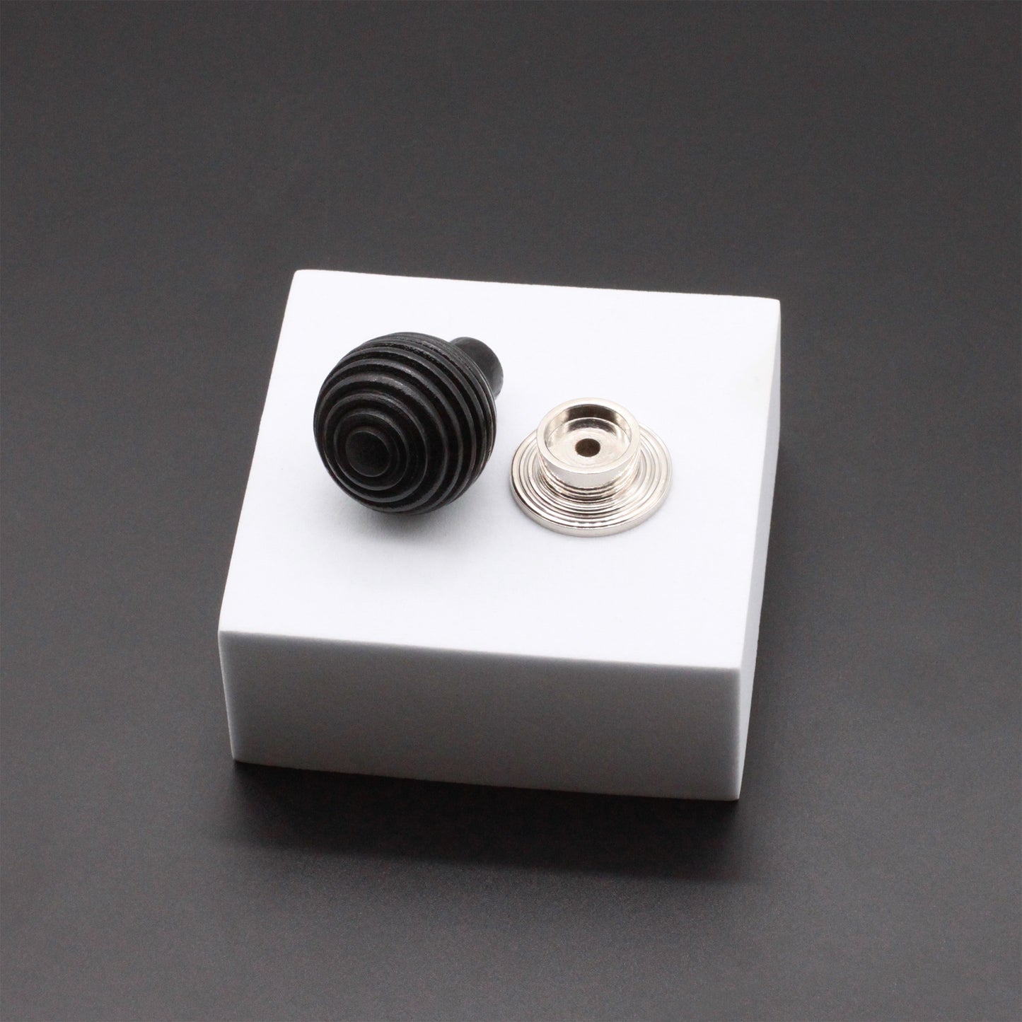 Ebonisierter Preston kleiner Schrankknopf, poliertes Nickel