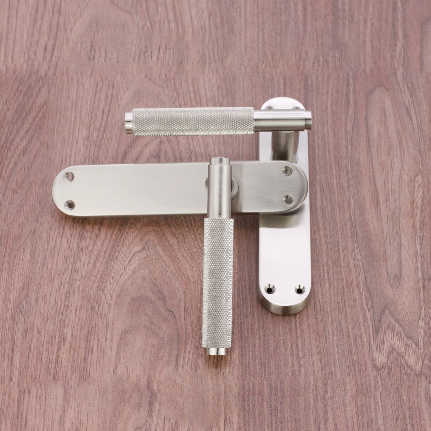 Rändelhebel von Connaught am Rückplattenriegel, satiniertes Nickel