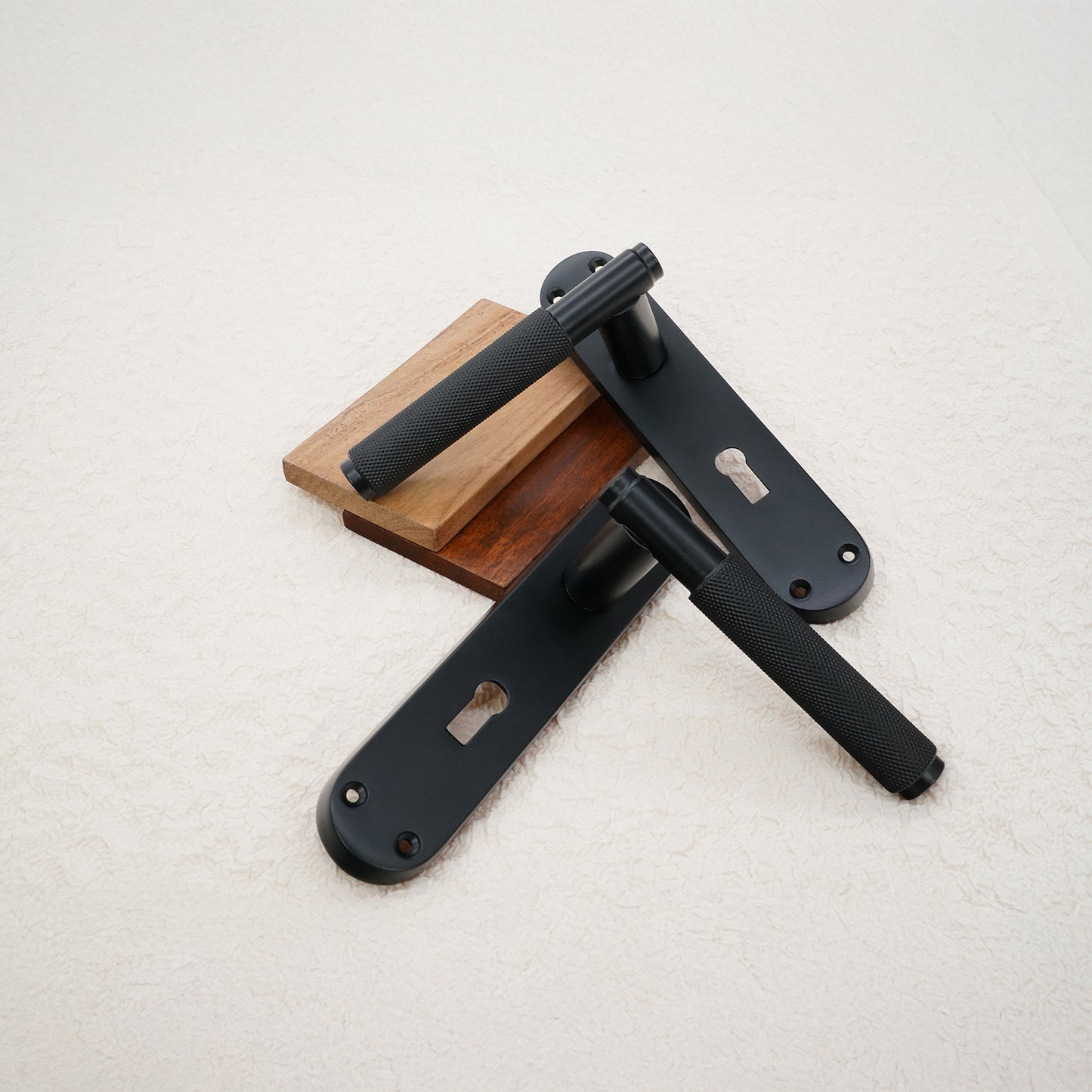 Connaught Knurled Lever on Backplate Lock Matt Black