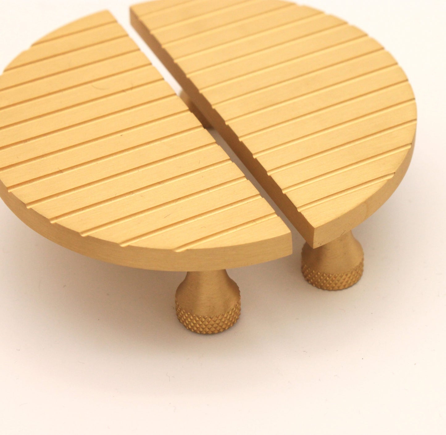 Gestreifte halbmondförmige Türgriffe aus satiniertem Messing, klein