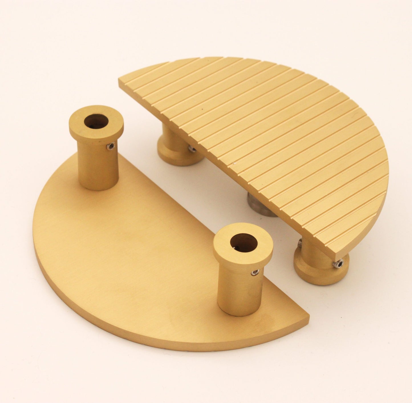 Gestreifte halbmondförmige Türgriffe aus satiniertem Messing, groß