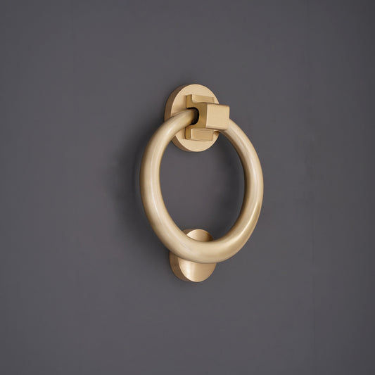 Heurtoir de porte à anneau 110 mm en laiton satiné