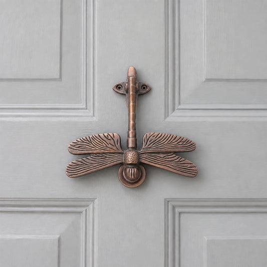 Libellen-Türklopfer aus gealterter Bronze
