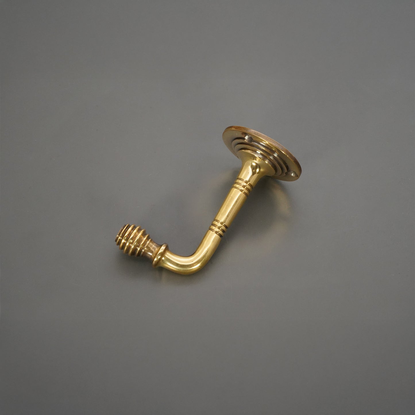 Kleiner Kleiderhaken in Bienenkorbform, Messing, Antik-Optik