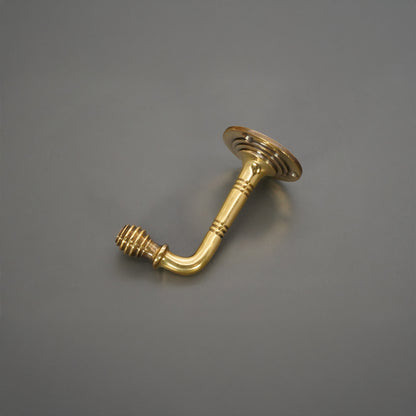 Kleiner Kleiderhaken in Bienenkorbform, Messing, Antik-Optik