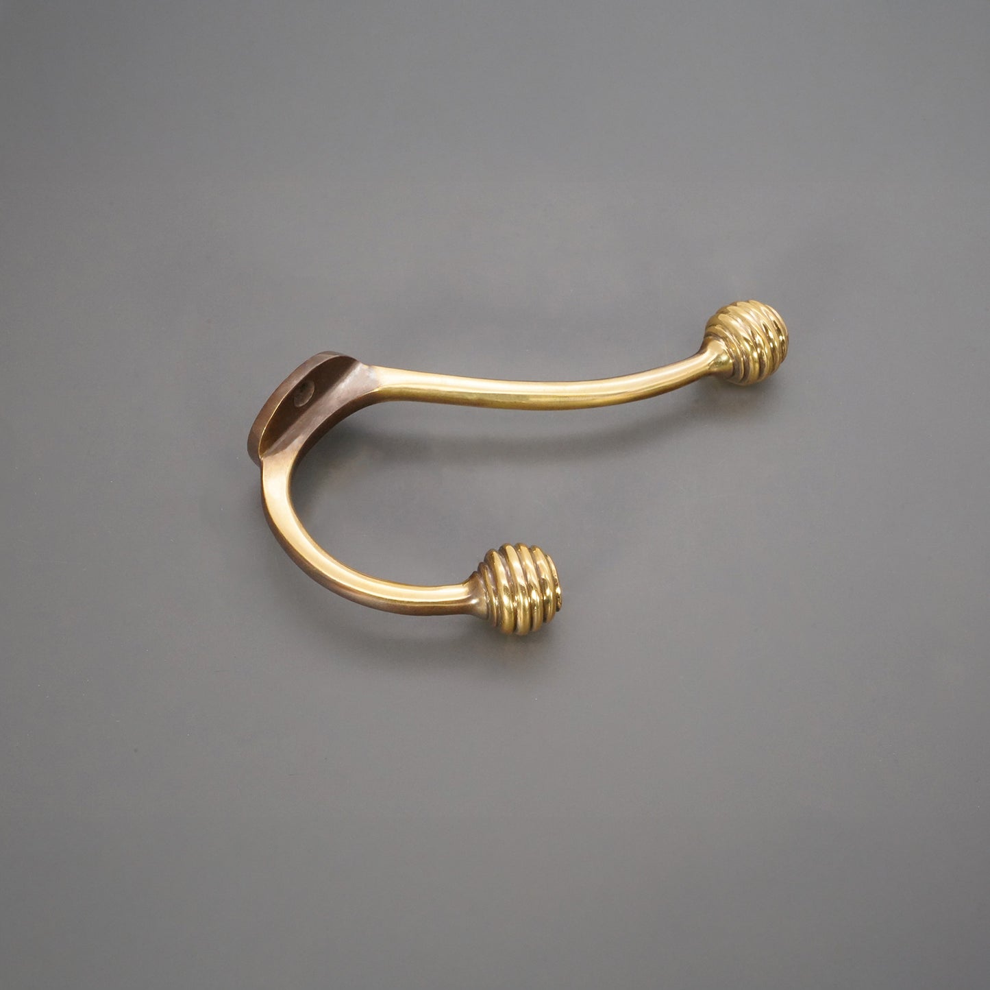 Crochet double en laiton vieilli en forme de ruche