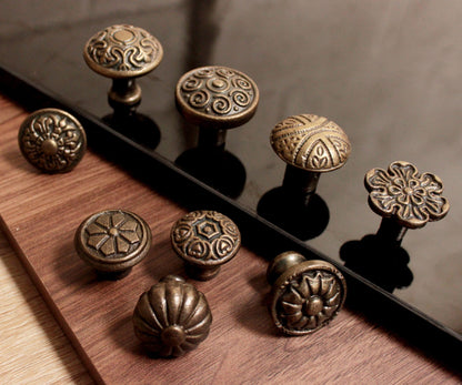 Antike Gusseisen-Schrankgriffe im runden Design