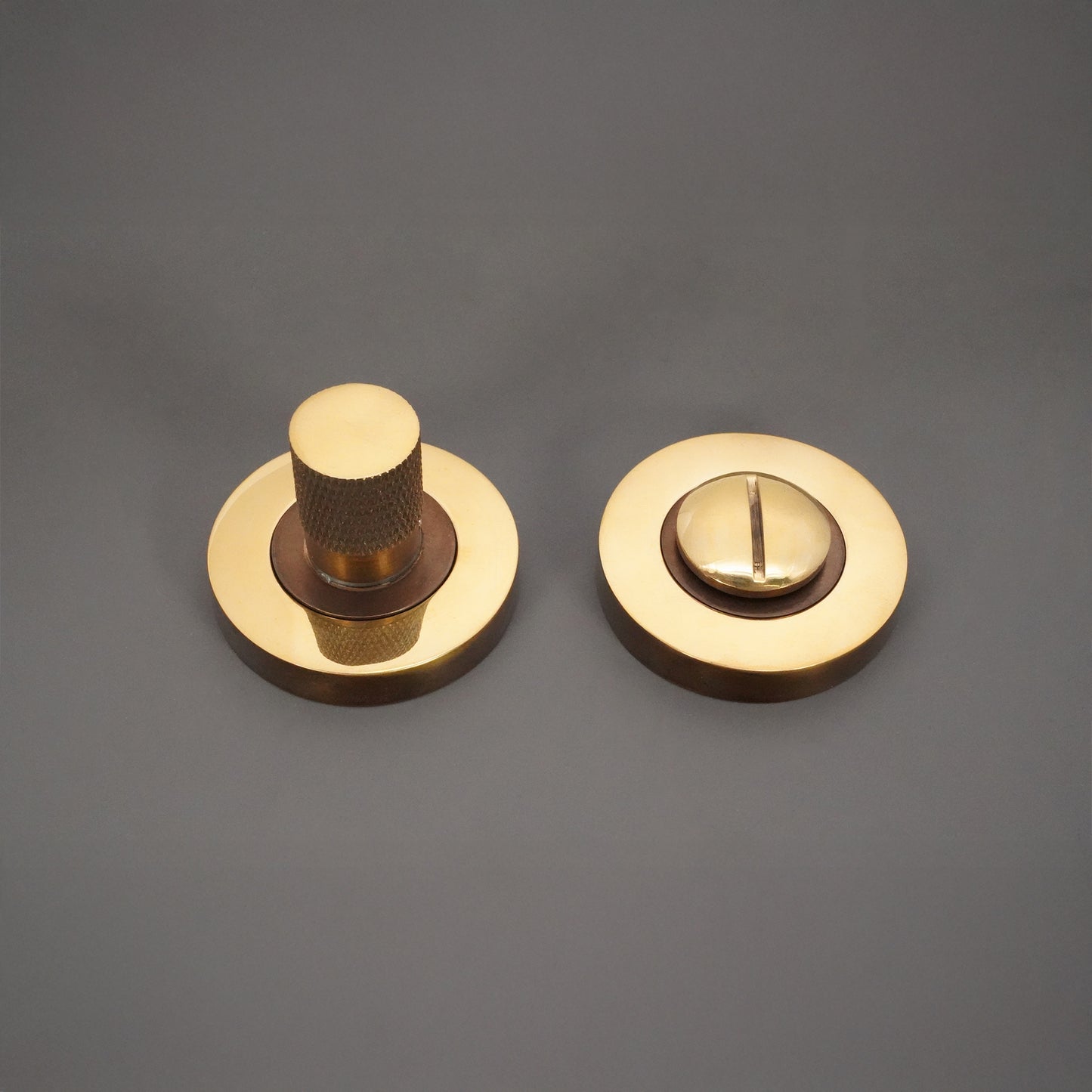 Bijou Knurlmond à bouton tournant et déverrouillage en laiton vieilli