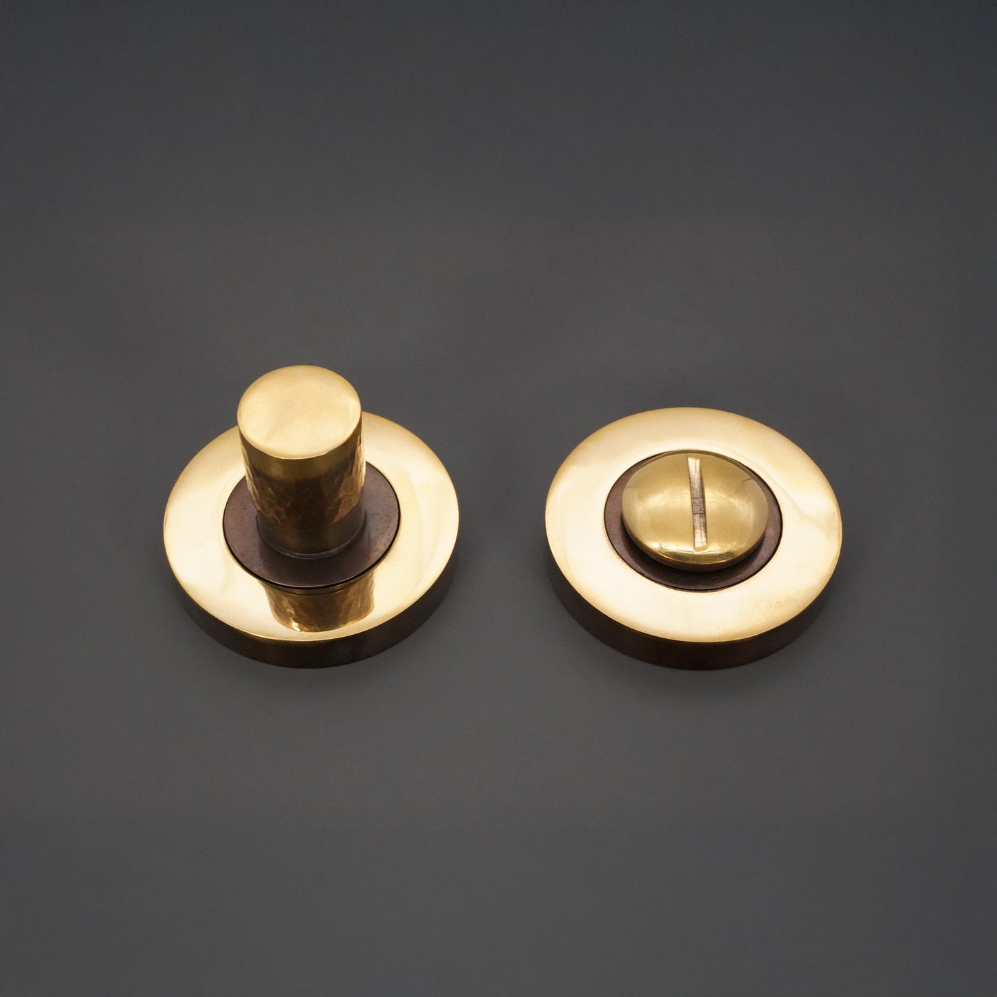 Gehämmertes, gerändeltes Daumendreh- und Entriegelungswerkzeug aus gealtertem Messing