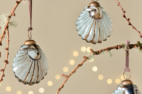 Sohni Shell Gold & Cream Baubles (Set of 4)