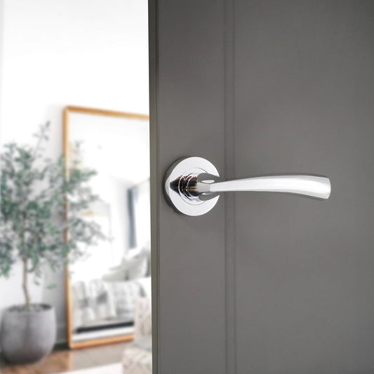Poignée de porte Leygo Lever on Rose en chrome poli, avec serrure intégrée 