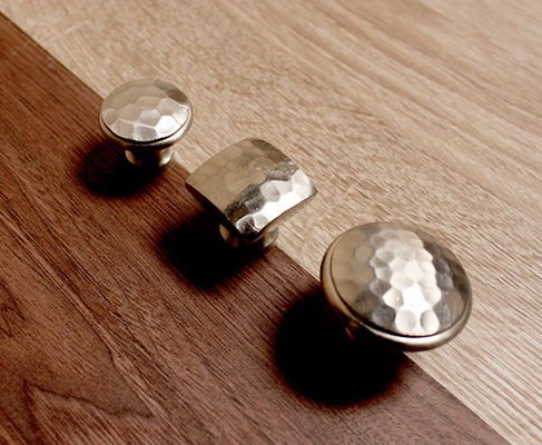 Schrankgriffe aus Gusseisen in gehämmertem Design in Silber