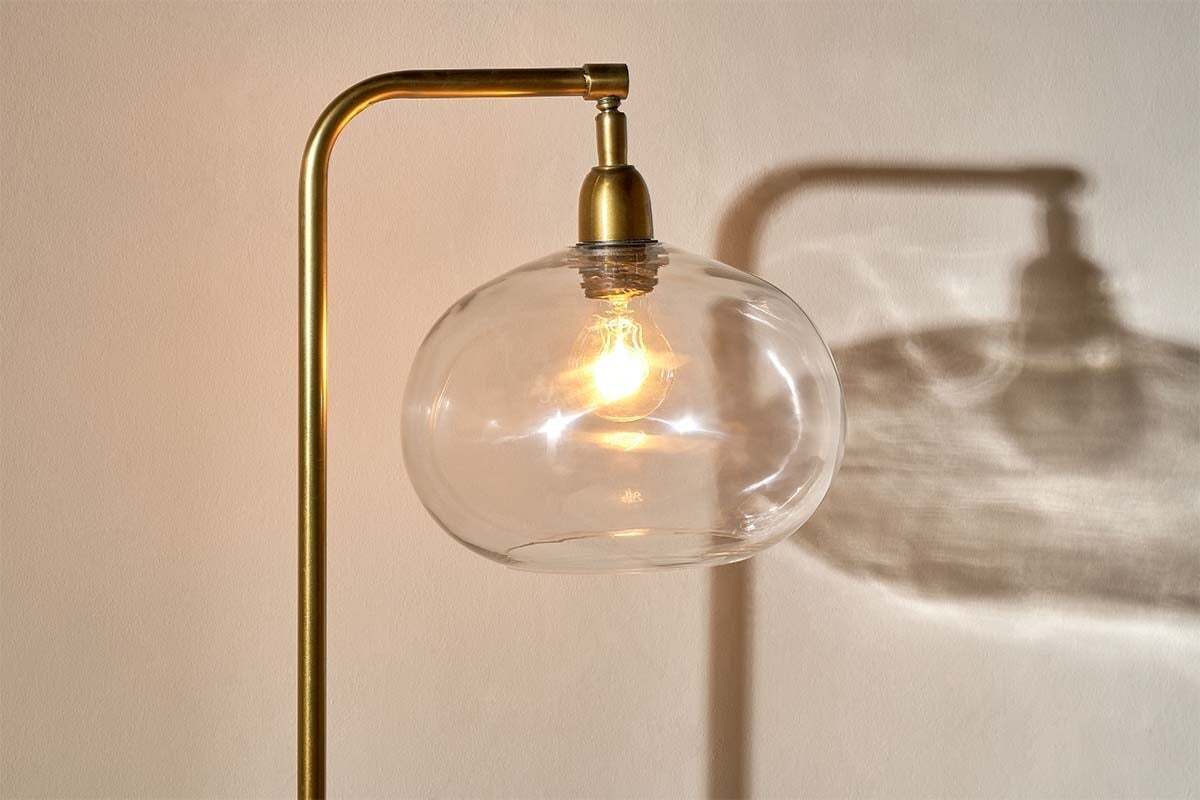 Mulia Glas-Stehlampe – Antikmessing